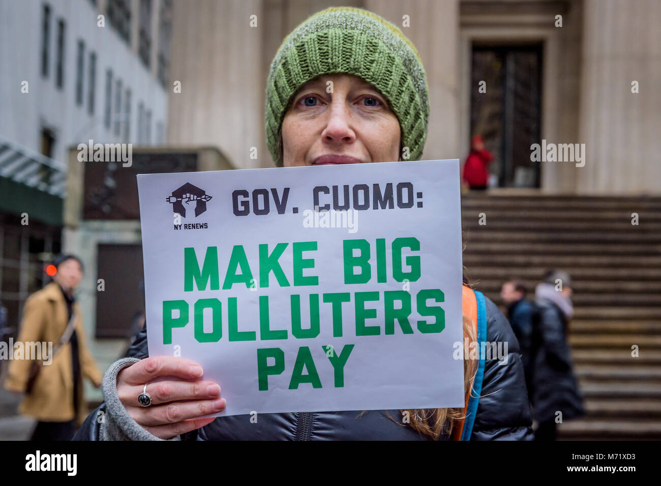 New York, Vereinigte Staaten. 07 Mär, 2018. New Yorker eine Kundgebung abhielten außerhalb der New York Stock Exchange; wie Exxon CEO Darren Woods spricht an der Corporation "Globale Analystenkonferenz" an der New York Stock Exchange. Dieses kommt Wochen nach Exxon veröffentlicht einen Bericht behauptet Klimaänderung haben wird "wenig Risiko" auf das Kerngeschäft Modell der Extraktion fossiler Brennstoffe. Credit: Erik McGregor/Pacific Press/Alamy leben Nachrichten Stockfoto