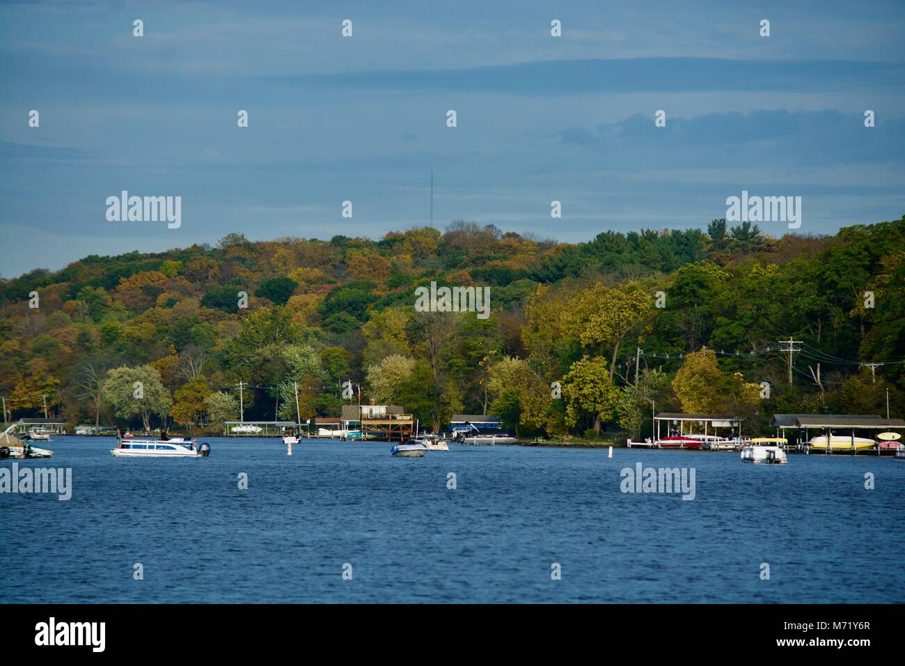 Shoreline im Fall mit Boote im Wasser im Norden von Illinois. Stockfoto