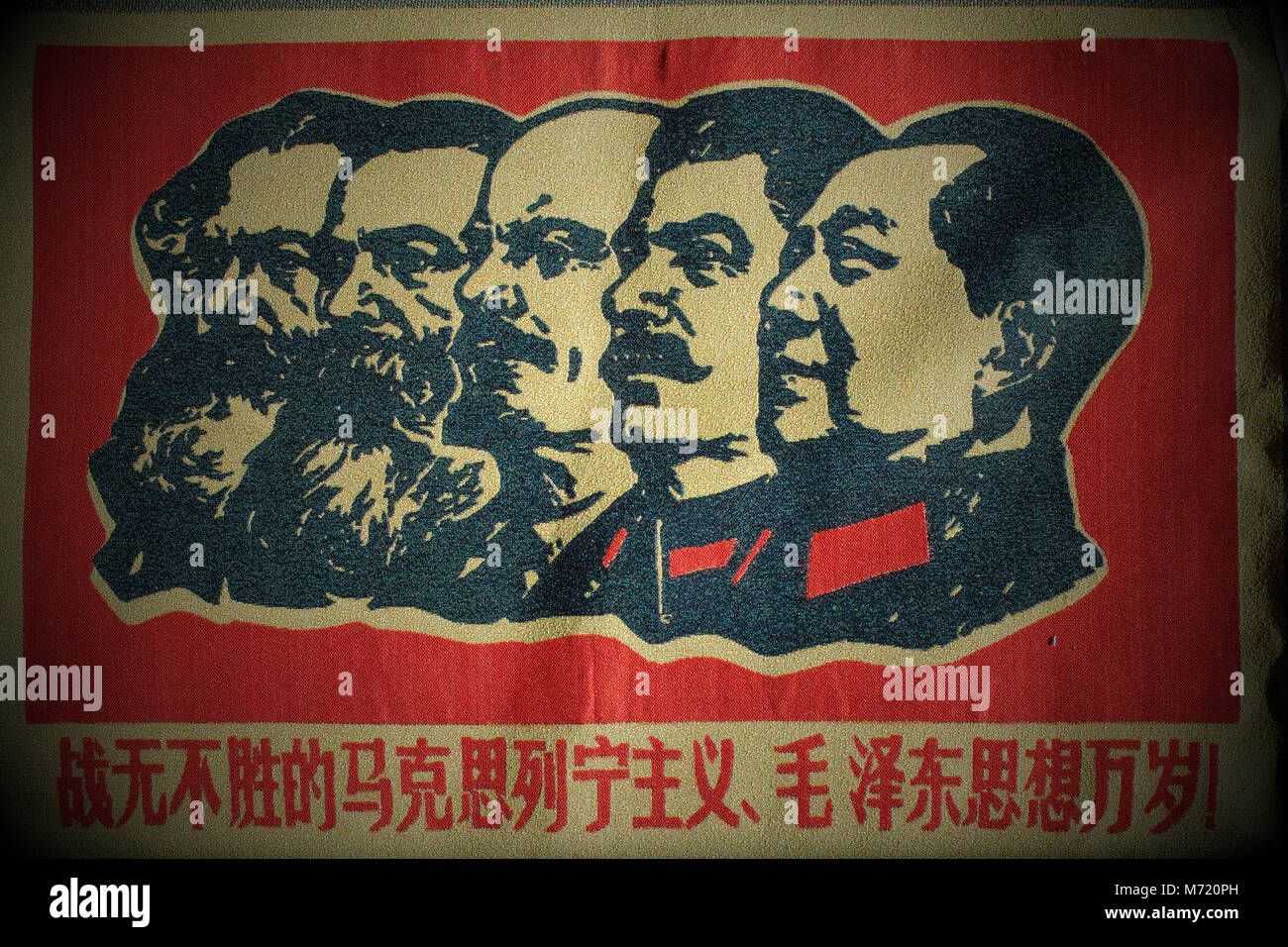 Ein Fabric Poster während der chinesischen Kulturrevolution. Marx, Engels, Lenin, Stalin und Mao Zedong. Stockfoto