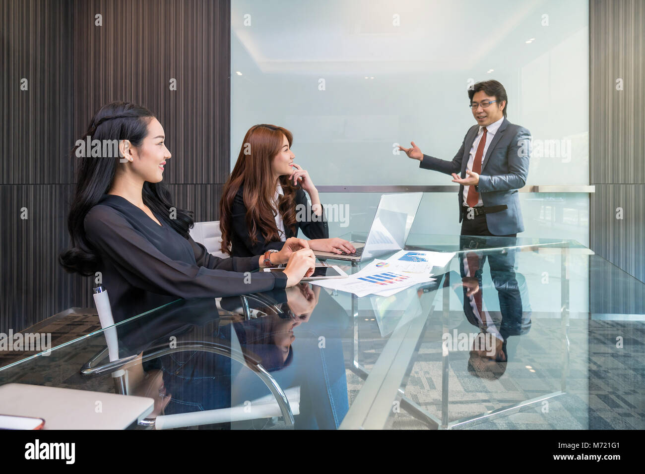 Gruppe von asiatischen Geschäft Leute mit Anzug und zusammen reden im modernen Büro, Business Group Konzept Stockfoto