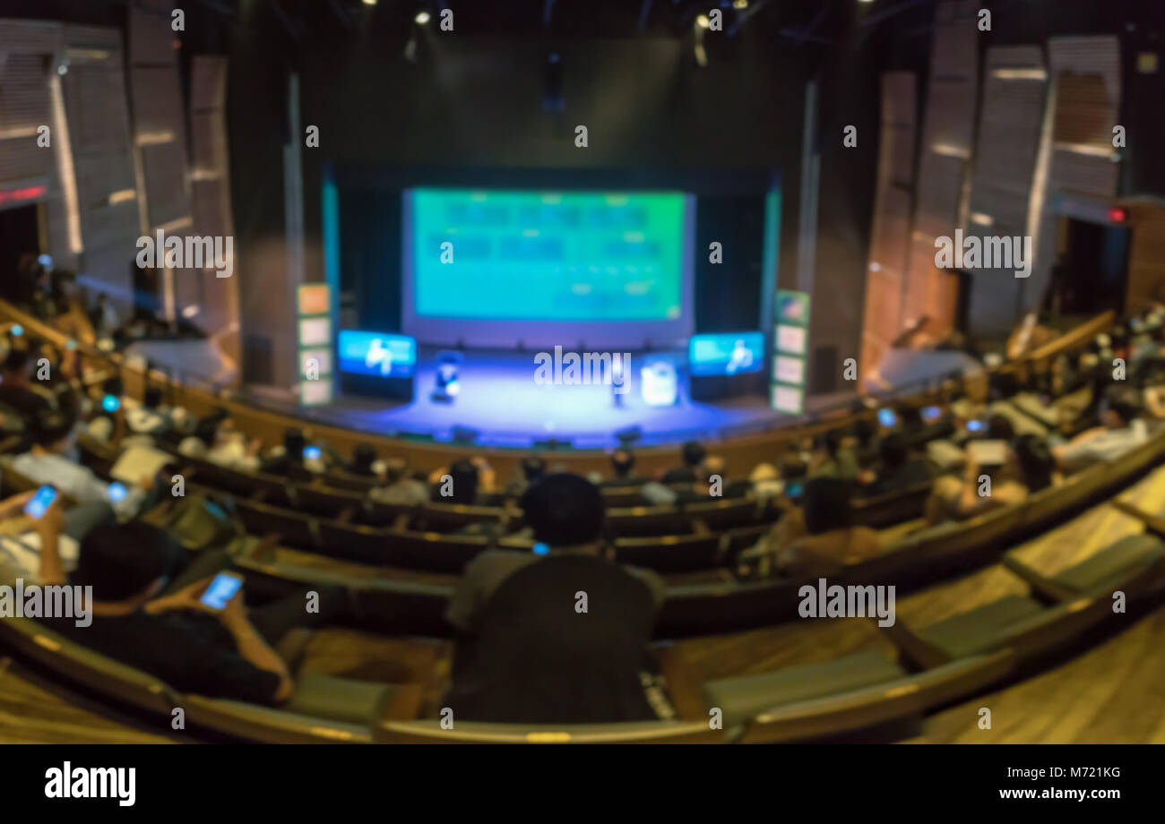 Abstrakte verschwommenes Foto Panorama der Konferenzsaal oder Seminarraum mit attende Hintergrund in mit schwachen Lichtverhältnissen, Business und Bildung Konzept Stockfoto