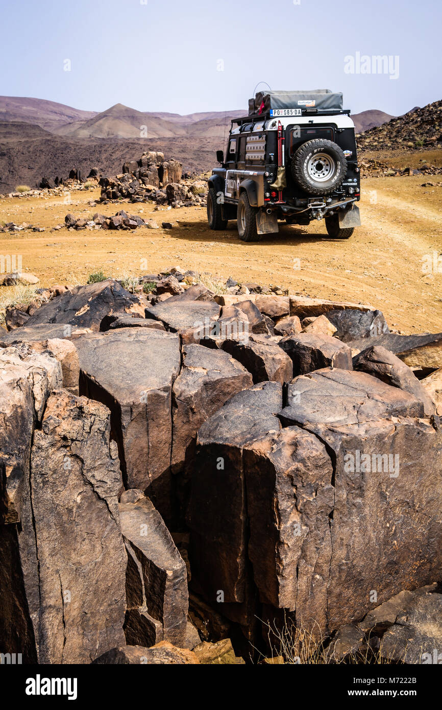 Off Road Expedition vorbereitet 2012 Land Rover Defender 110 mit  Ballonreifen Winde, Überrollkäfig, Scheinwerfer auf Sand in Marokko  Stockfotografie - Alamy