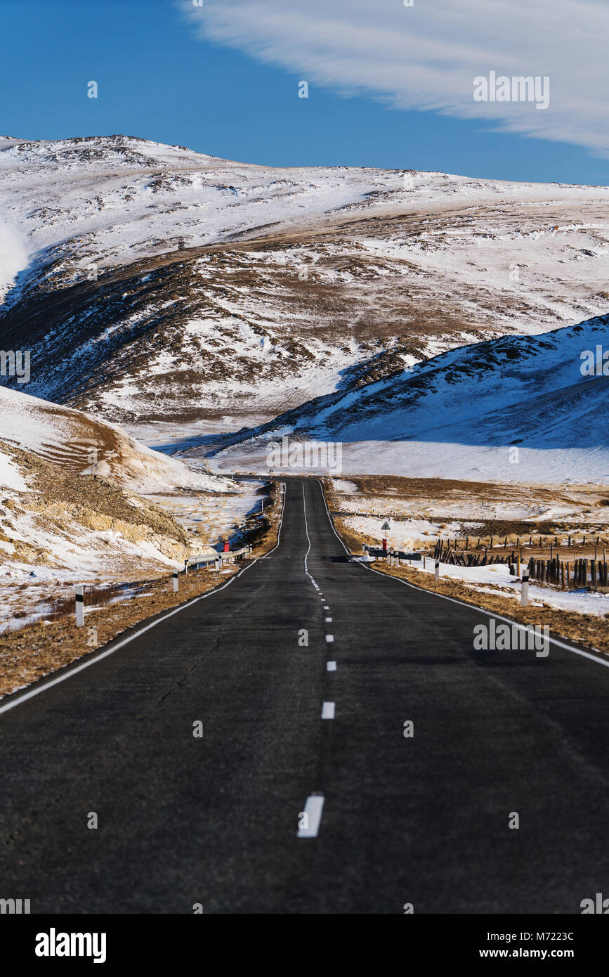 Öffnen Sie leere Straße mit schönen ritt Seite Blick auf die Landschaft im Winter Stockfoto