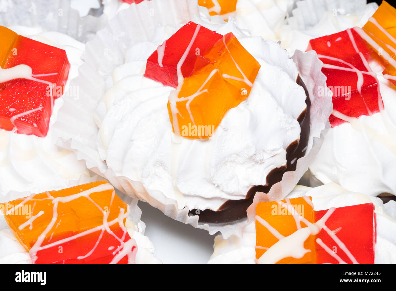 Marshmallows und Gelee, Bonbons auf dem Tisch. Stockfoto
