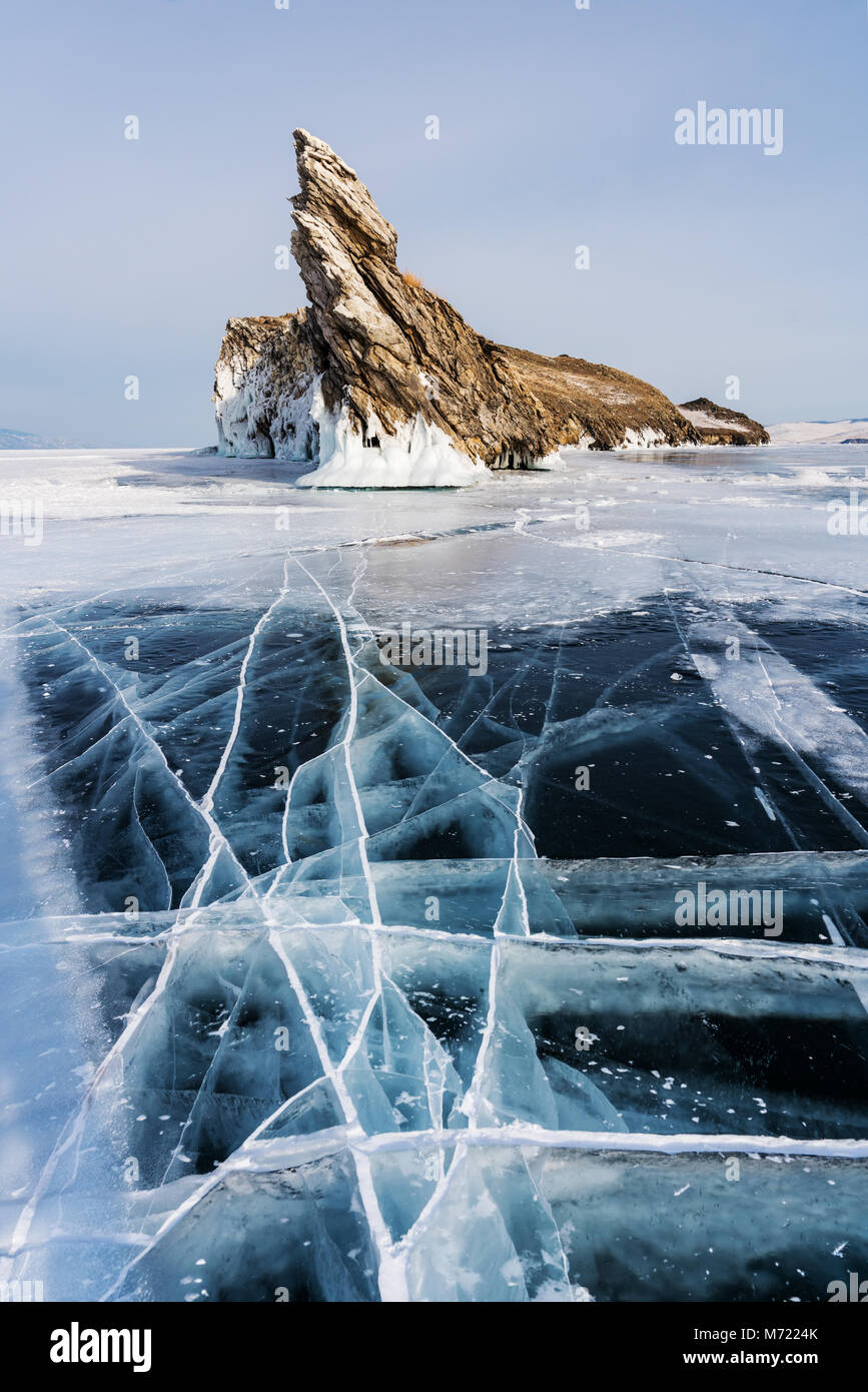 Winterlandschaft, Risse im Boden von gefrorenen Baikalsee mit schönen Berg Insel auf dem zugefrorenen See Stockfoto