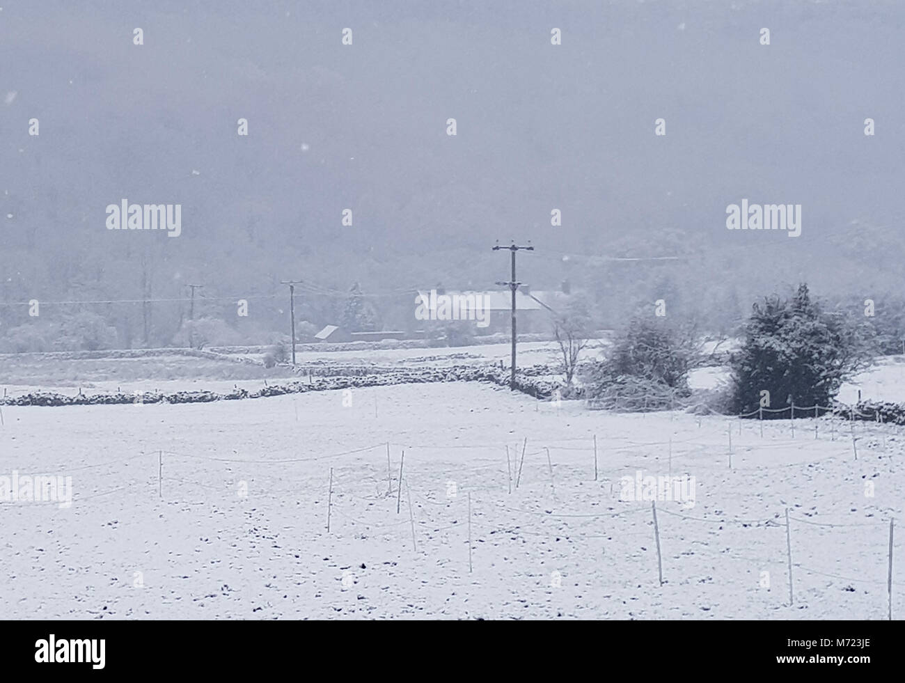 Verschneite Felder im Loxley,Sheffield, als Wetter Warnungen von Schnee und Eis sind in der Tat für viele Teile des Landes. Stockfoto