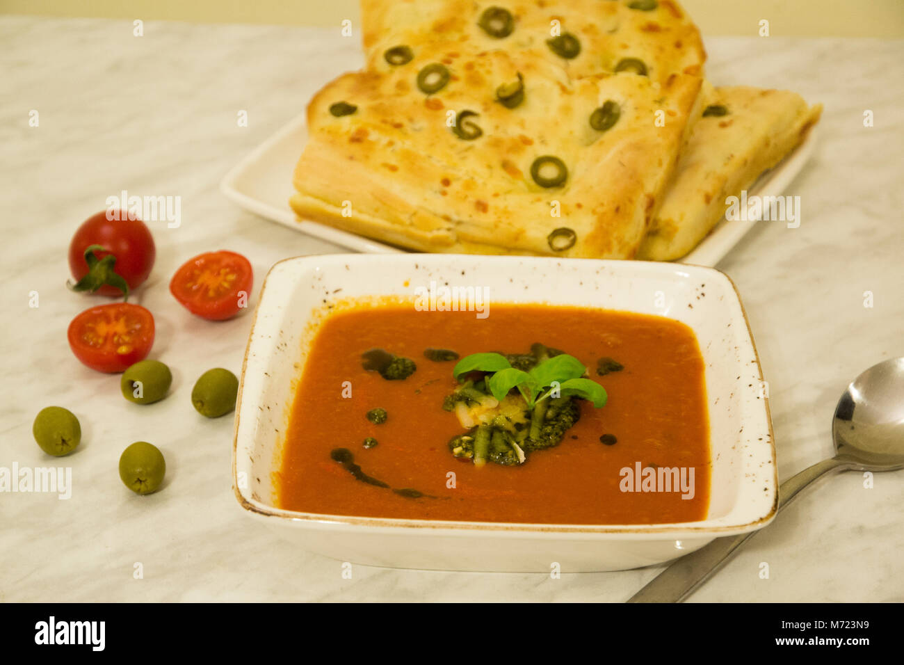 Tomaten Cremesuppe mit Foccacia Stockfoto