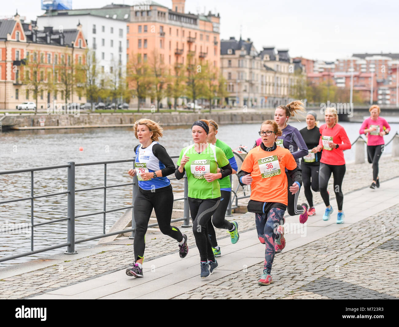Damen an Saltängen entlang Motala ström im Frühjahr in Schweden. Vårruset ist eine jährliche 5 km Feder Rennen für Damen in der Stadt Norrköping. Stockfoto