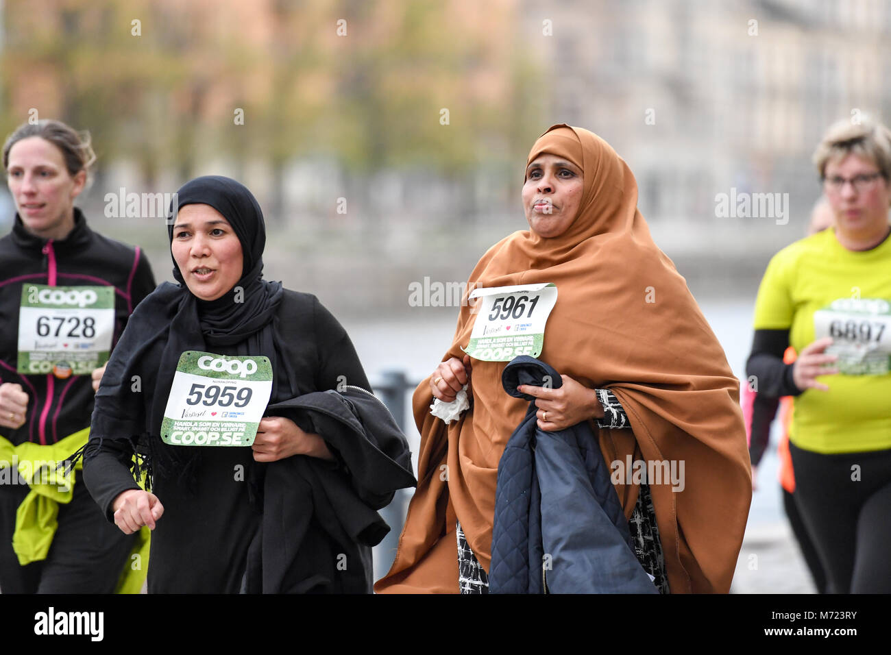 Muslimische Frauen in jihab läuft mit Saltängen entlang Motala ström im  Frühjahr in Norrköping. Vårruset ist eine jährliche 5 km Feder Rennen für  Damen Stockfotografie - Alamy