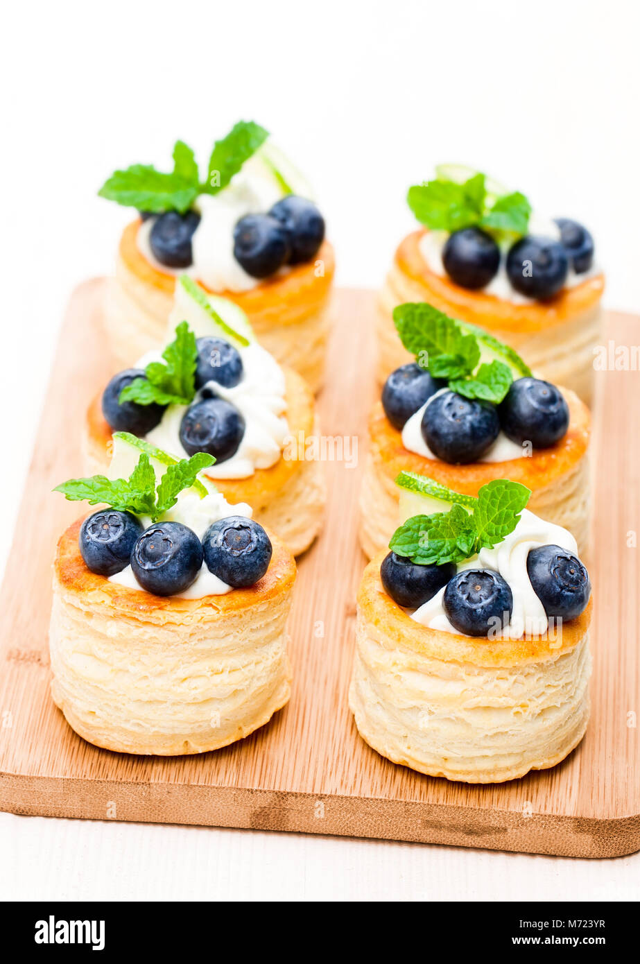 Blätterteig gefüllt mit weicher Frischkäse und Heidelbeeren mit Kalk Stockfoto