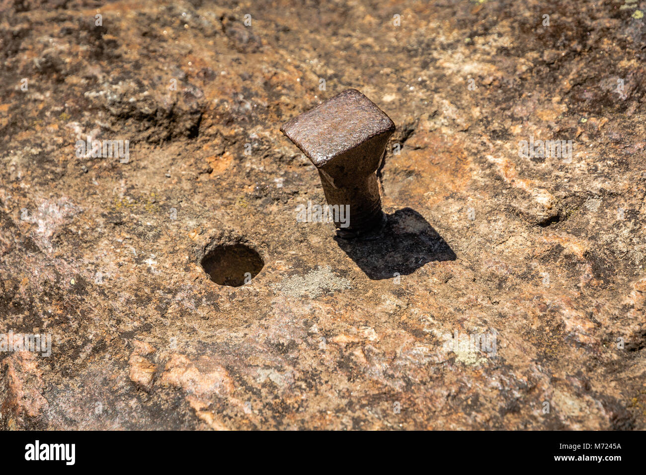 Eisennagel in die Felsen in der Nähe der Bohrung einer extrahierten Nagel Stockfoto