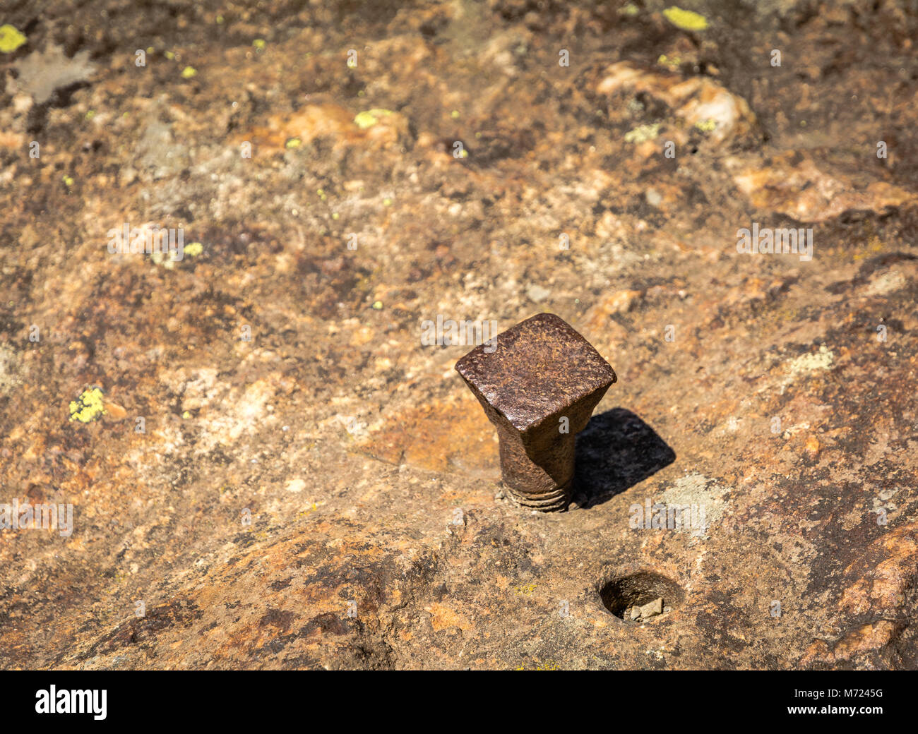 Eisennagel in die Felsen in der Nähe der Bohrung einer extrahierten Nagel Stockfoto