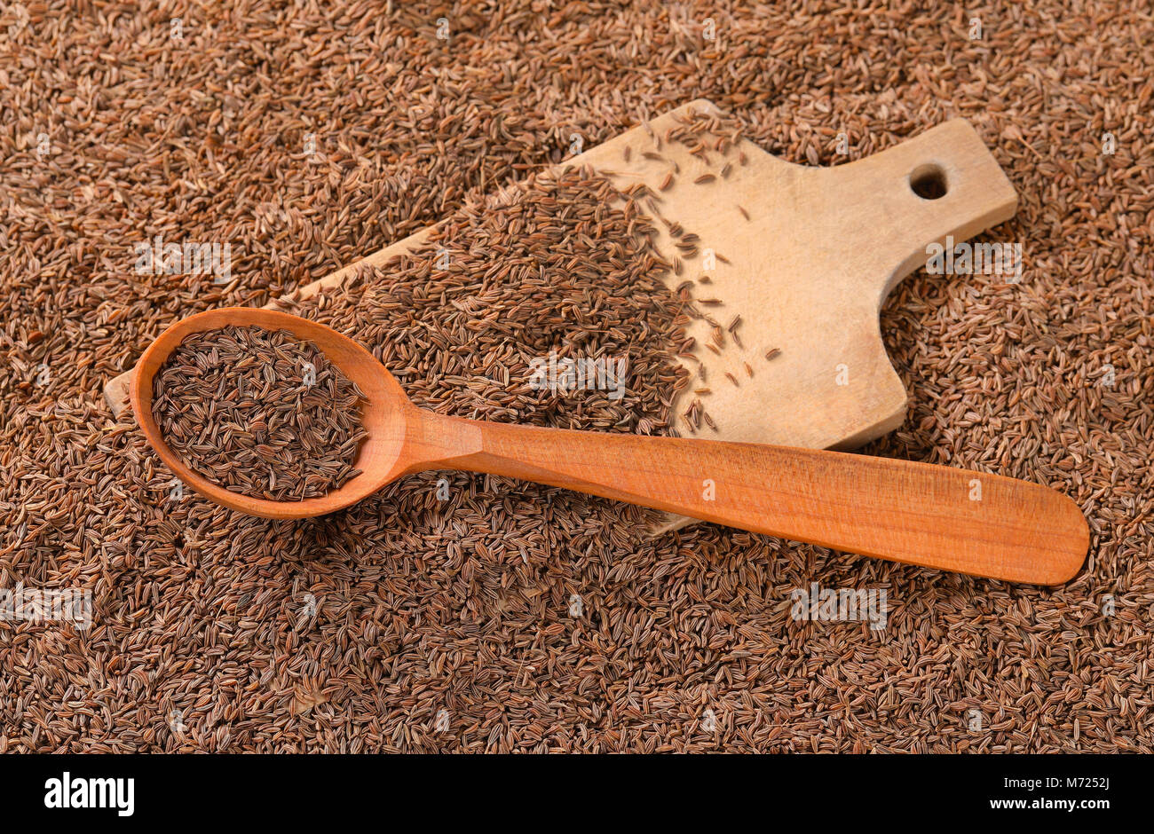 Teelöffel Kümmel auf Holz Schneidebrett - full frame Stockfoto