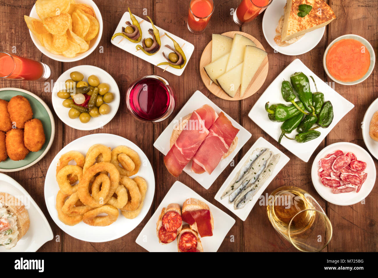 Das Essen von Spanien. Overhead Foto von vielen verschiedenen spanischen Tapas Stockfoto
