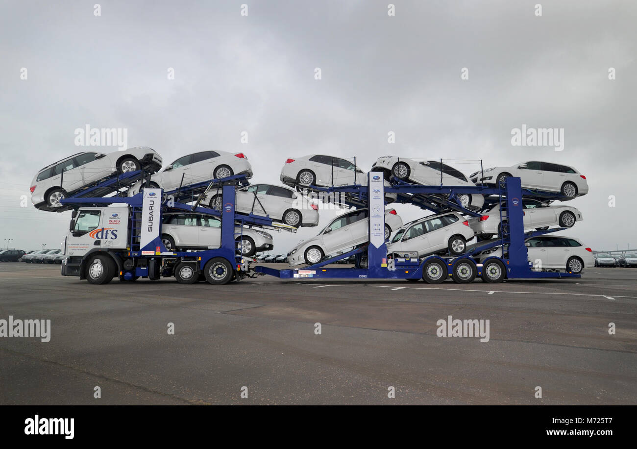 Autotransporter Lkw mit neuen Autos geladen Stockfoto