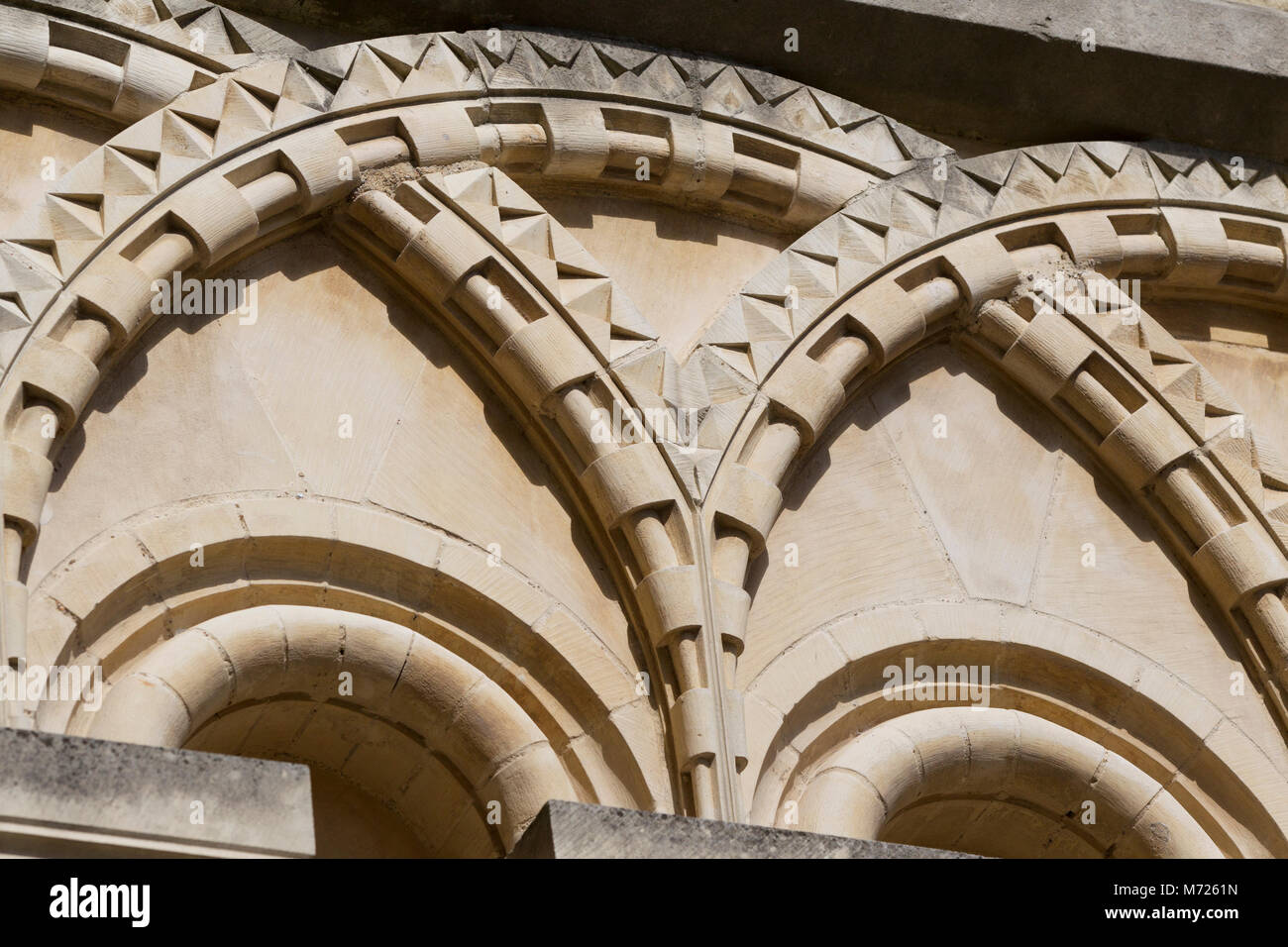 Kunstvoll restaurierten französischen Caen Mauerwerk an der Canterbury Cathedral geschnitzt Stockfoto