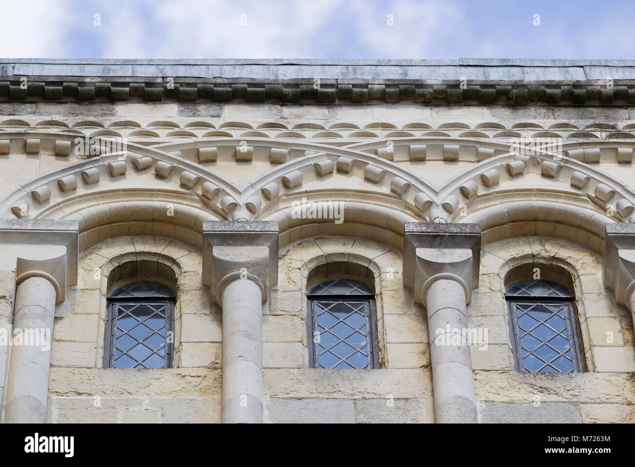 Kunstvoll restaurierten französischen Caen Mauerwerk an der Canterbury Cathedral geschnitzt Stockfoto
