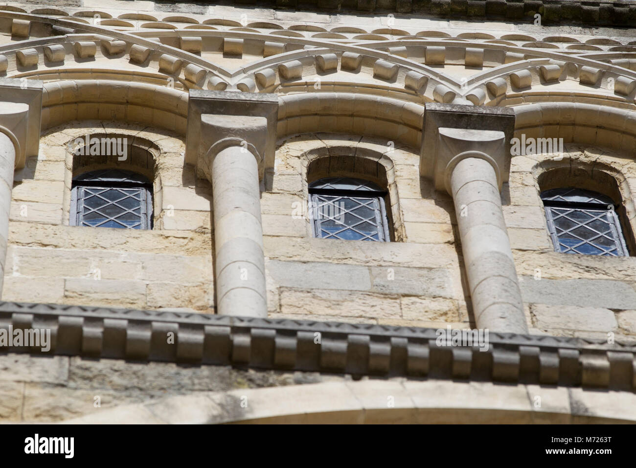 Kunstvoll restaurierten französischen Caen Mauerwerk an der Canterbury Cathedral geschnitzt Stockfoto