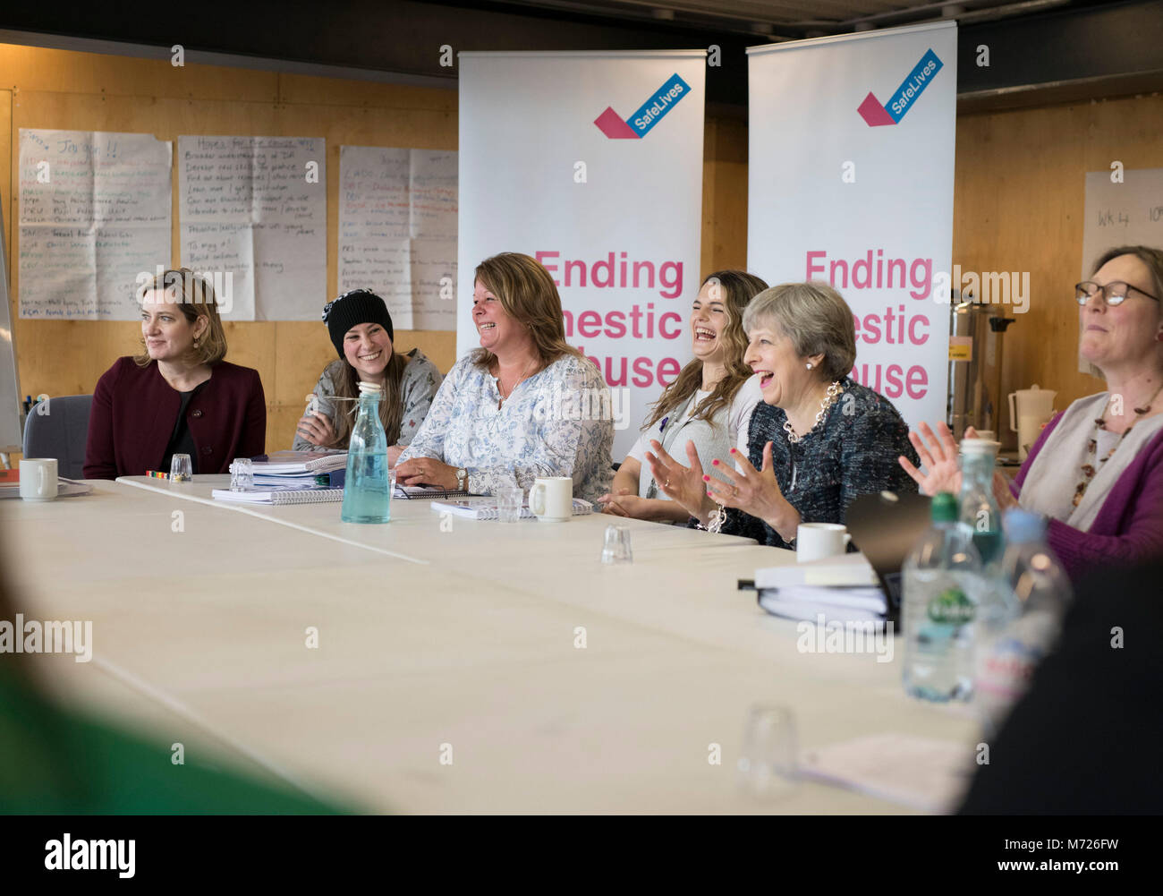 Premierminister Theresa May (Zweiter von rechts) und Innenminister Amber Rudd (links) Treffen der Überlebenden von häuslicher Gewalt und auf ein Training in London für unabhängige Häusliche Gewalt Berater auf den Internationalen Tag der Frau fallen. Stockfoto