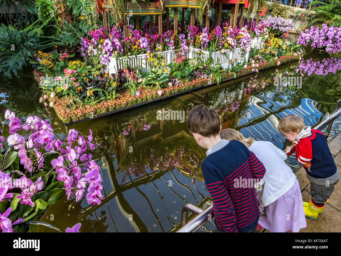 Drei kinder am kew orchideenfest Fotos und Bildmaterial in hoher