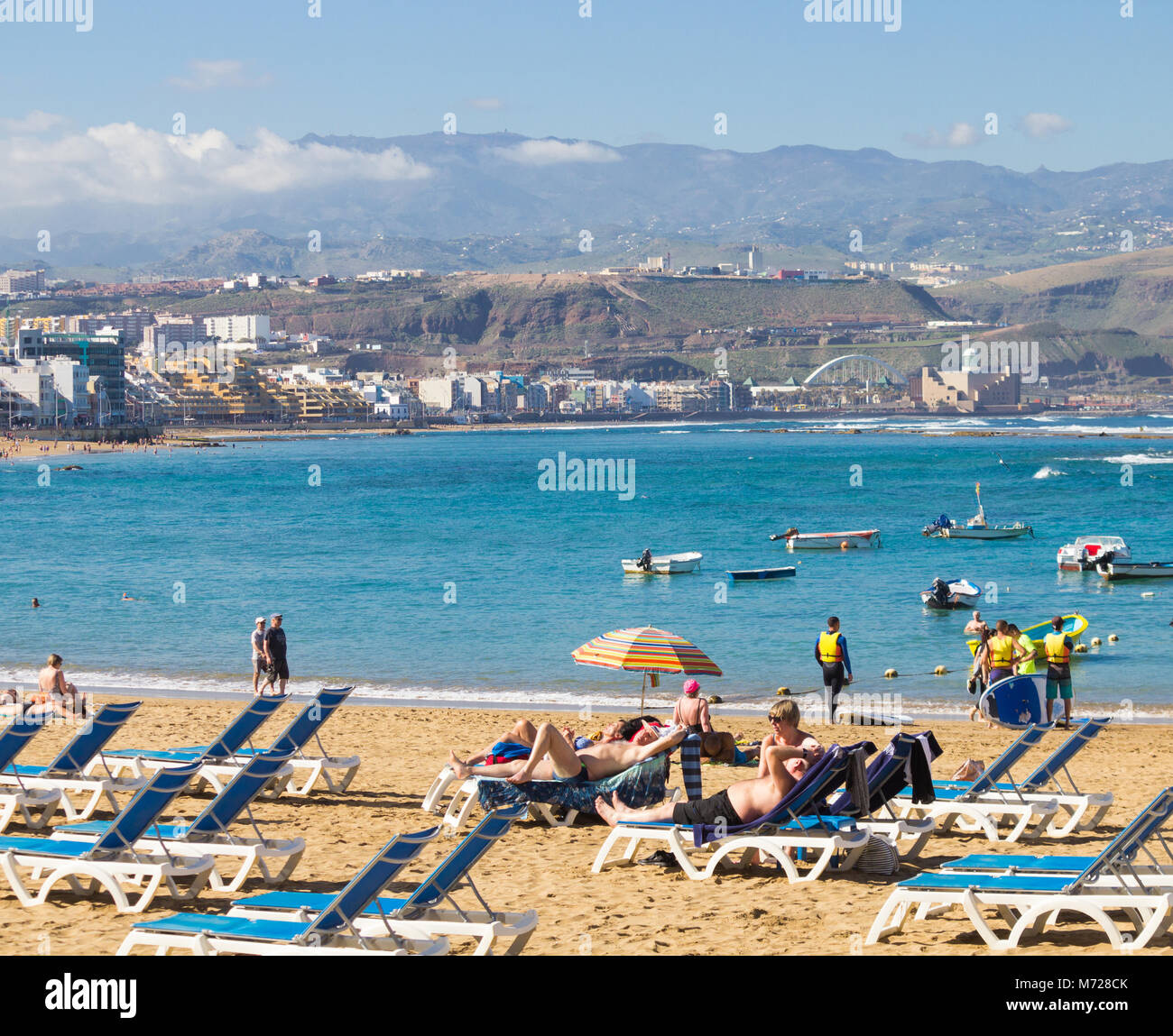 Blick auf den Strand Las Canteras in Las Palmas von La Puntilla, Berge im Hintergrund. Playa de Las Canateras, Las Palmas, Gran Canaria, Kanarische Inseln Stockfoto