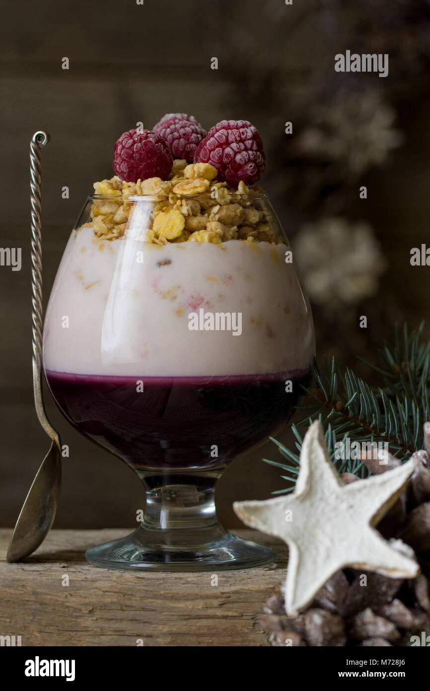 Weihnachten Frühstück - Grape Jelly auf Agar-agar mit Joghurt und Müsli in Cognac Glas Stockfoto
