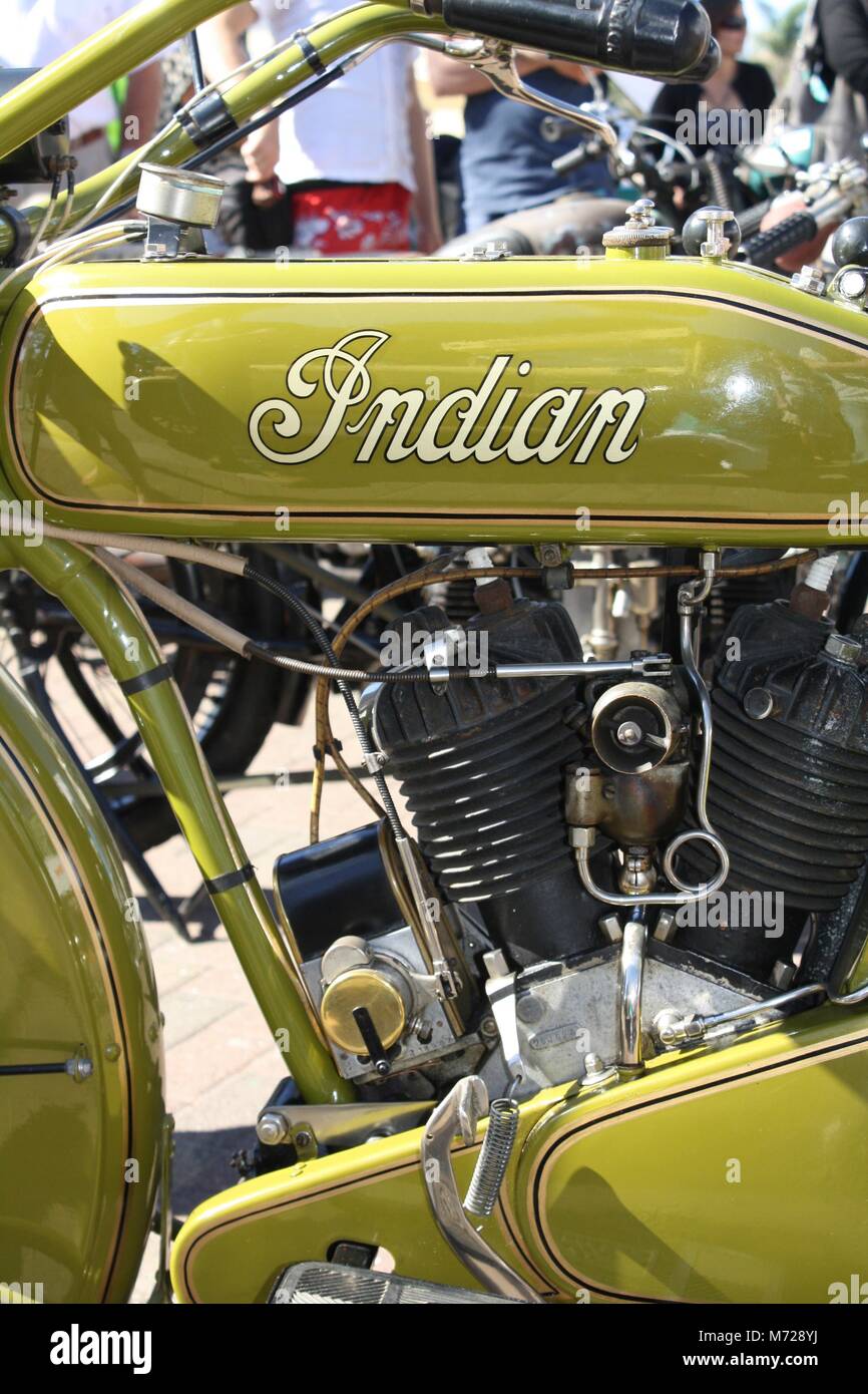 Klassische indische Motorrad glänzen in der Sonne Stockfoto