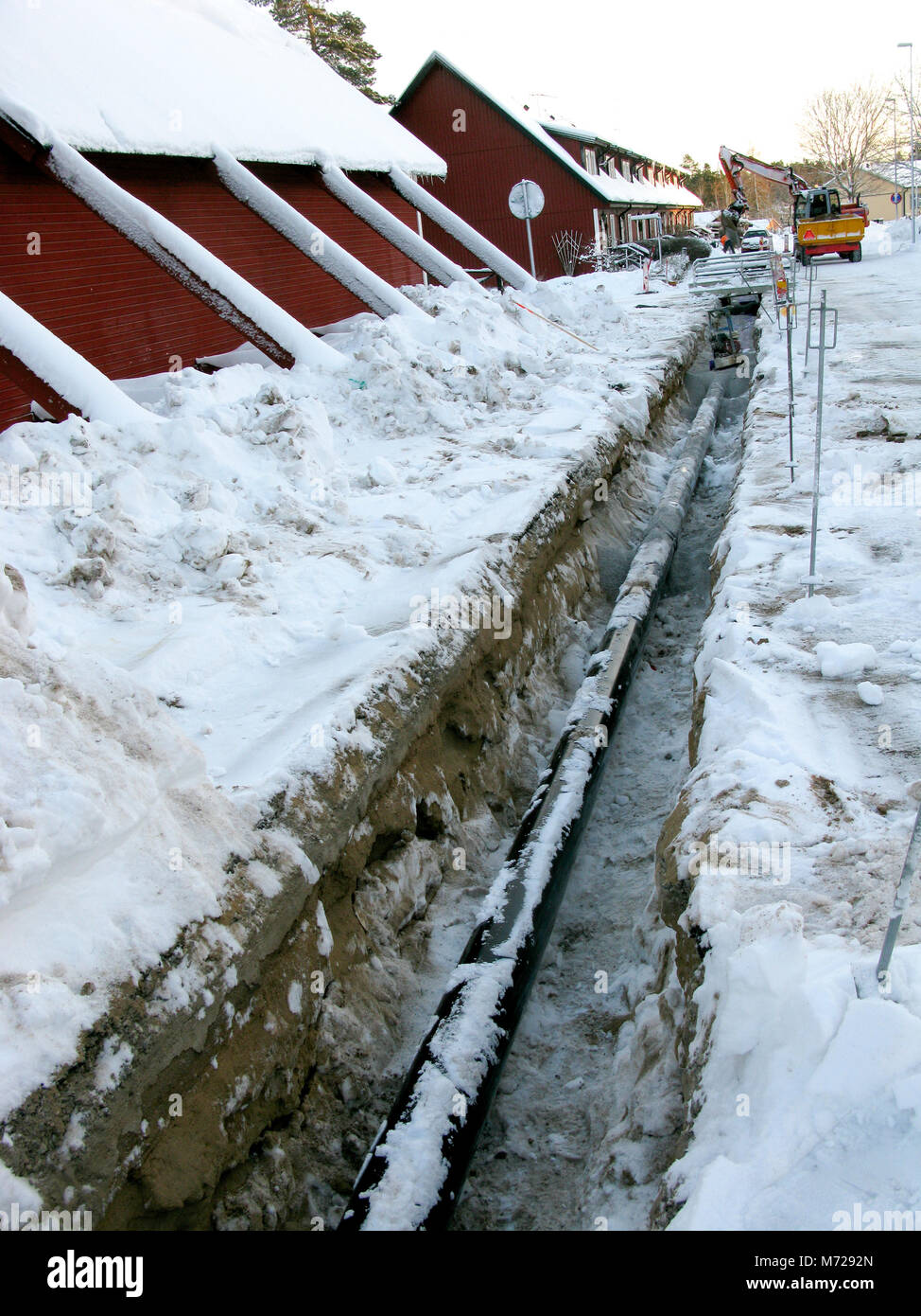 Fernwärme ist in einer Stadt, Straße, Winter 2011 gelegt Stockfoto