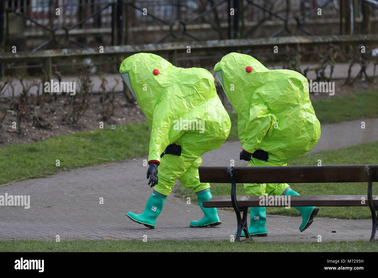 Personal in hazmat Klagen zu Fuß nach Sicherung ein Zelt auf einer Bank in der maltings Einkaufszentrum in Salisbury, wo ehemalige russische Double Agent Sergej Skripal und seine Tochter Julia, die durch die Aussetzung auf einen Nerv Agent gefunden wurden kritisch Kranken. Stockfoto