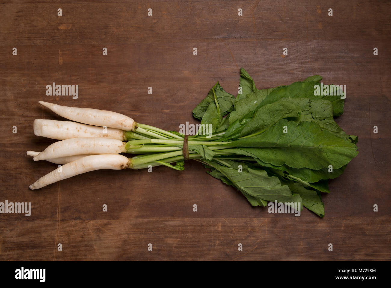Gemüse: Blick von oben auf die Bündel Rettiche auf Holz- Hintergrund Stockfoto