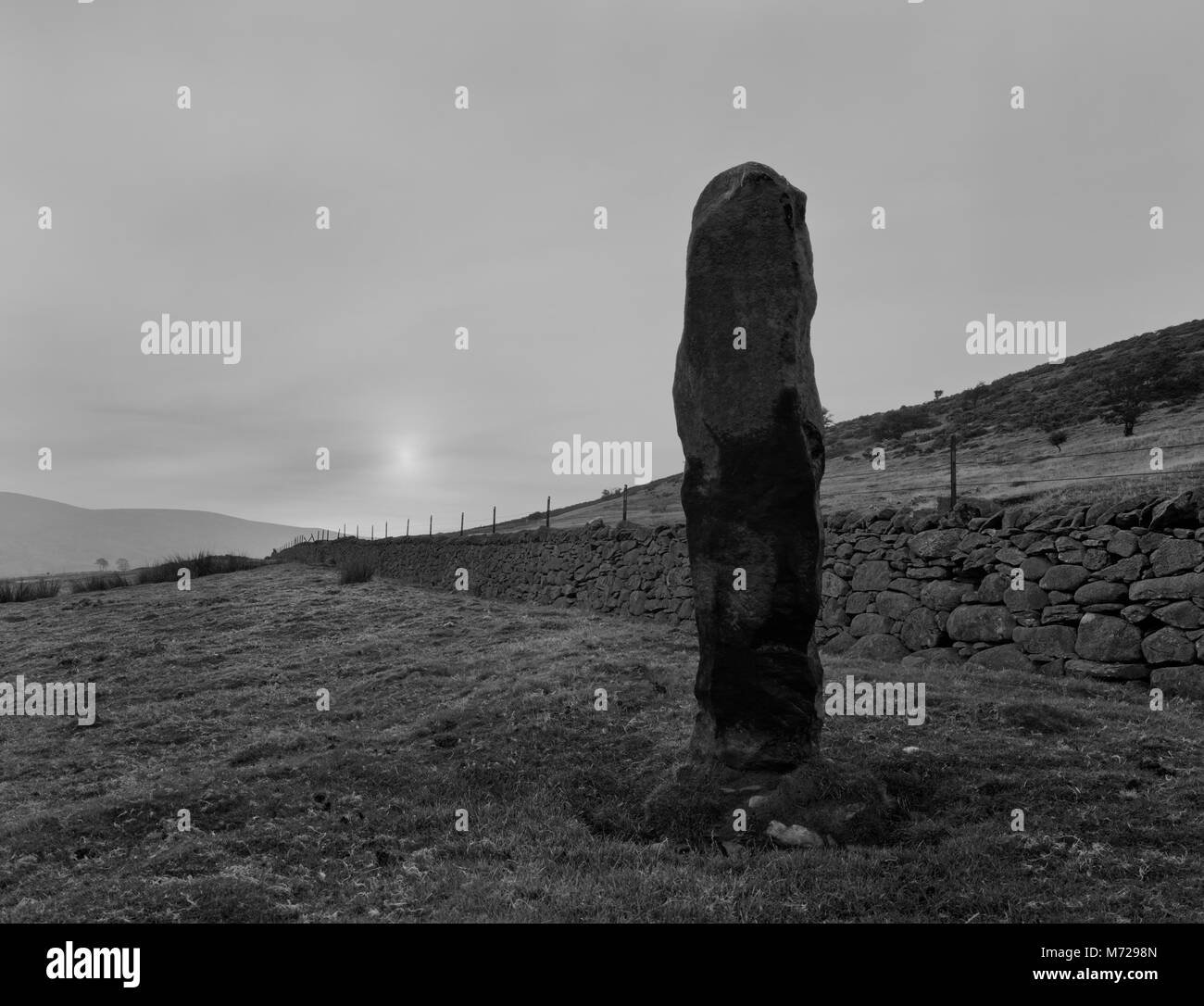 Ansicht W Stick Standing Stone Giant's neben einem prähistorischen und römischen trackway an Maen y Bardd auf der SE Hänge der Tal y Ventilator über dem Tal von Conwy Stockfoto