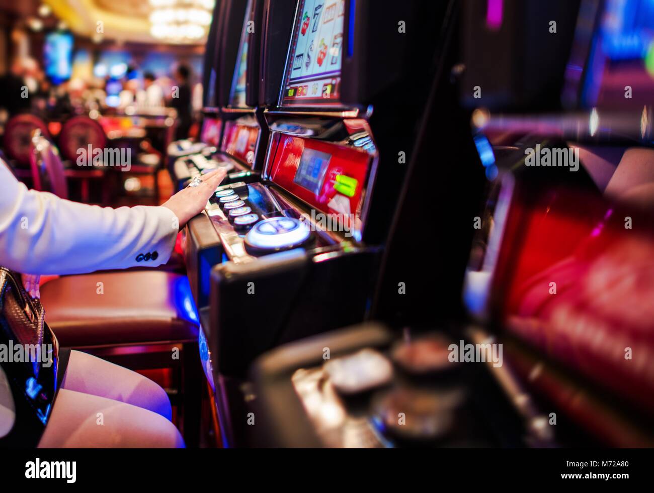 Frau Glücklich spielen Casino Spielautomaten. Glücksspiel Thema. Stockfoto