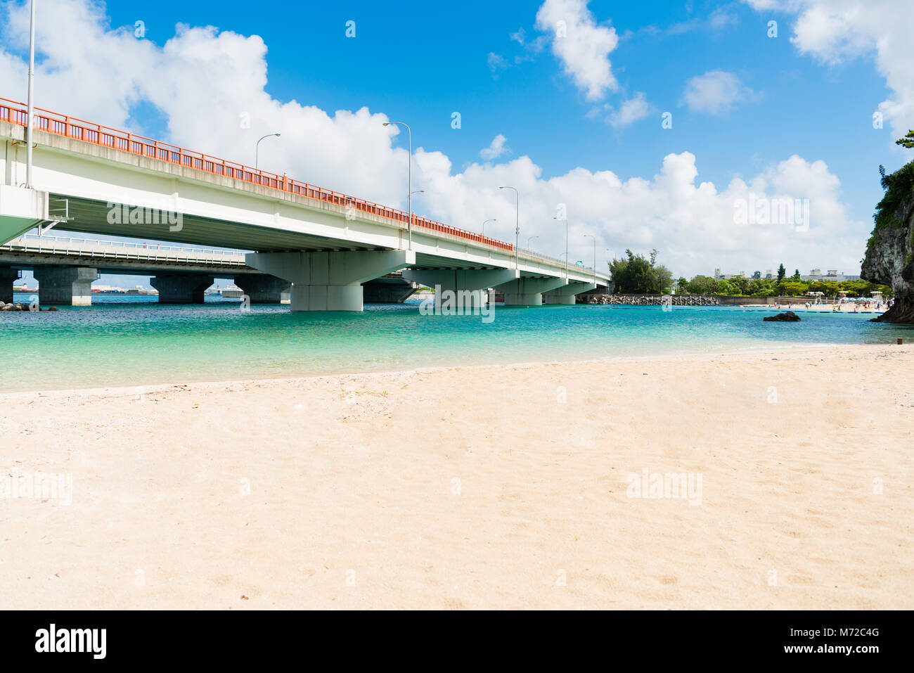 Seitenansicht: Naminoue Beach. Blaue Meer Sandstrand und eine Brücke. Ein toller Ausblick. natürliche Aussicht, eine gute Wahl für Reisen und Berufung Familie Stockfoto