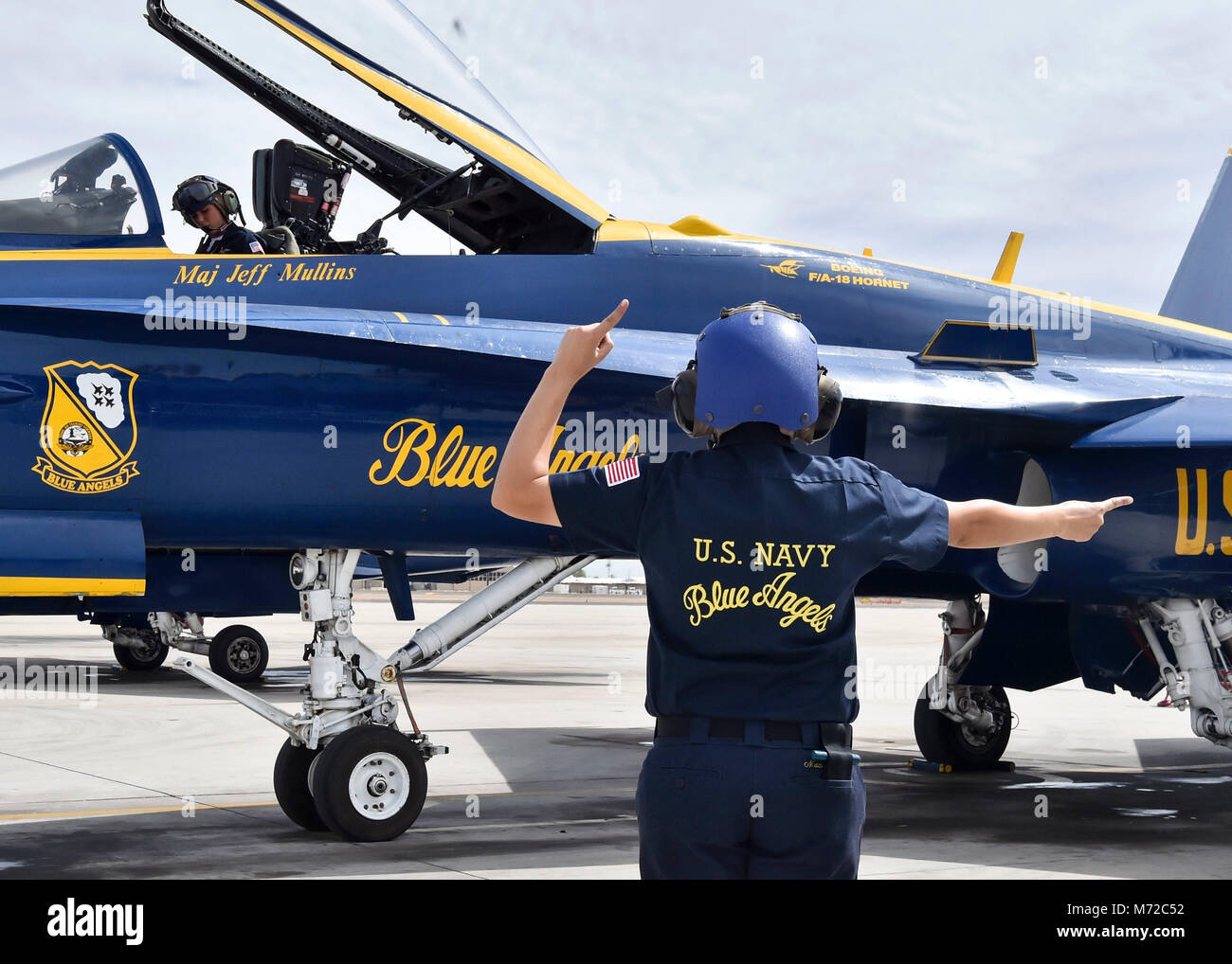 180307-N-ZC 358-046 NAF EL Centro, Kalifornien (7. März 2018) Aviation Machinist Mate 2. Klasse, Janet Madrigal, Sicherheit beobachtet während der Morgen dreht, vor einer Praxis Demonstration. Der Blaue Engel sind geplant mehr als 60 Demonstrationen an mehr als 30 Standorten in den USA im Jahr 2018 durchzuführen. (U.S. Marine Foto von Mass Communication Specialist 2. Klasse Jess Grau/Freigegeben) Stockfoto