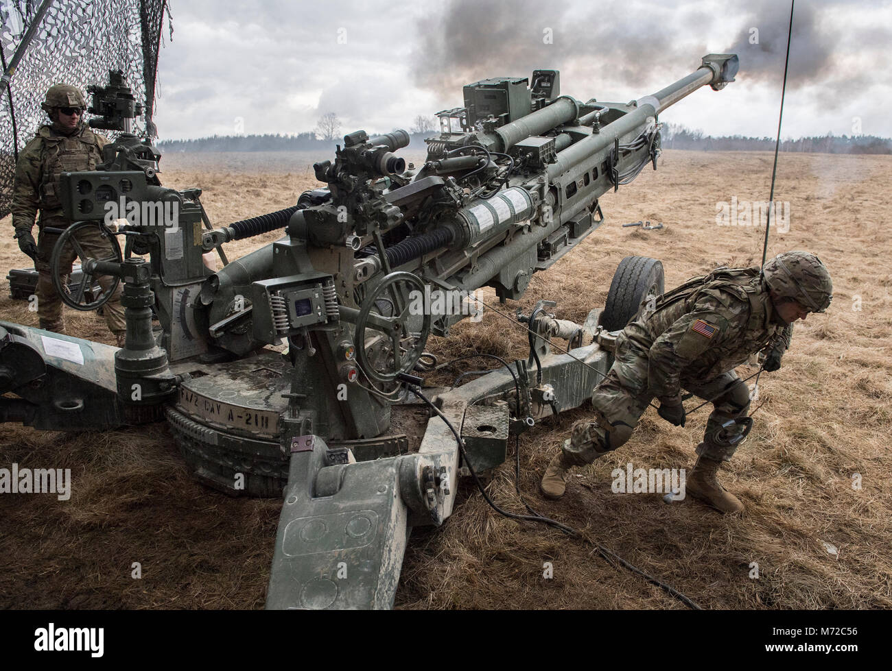 US-Armee gunners von Archer. Akku, 2. platoon, 4. Abschnitt, Field Artillery Squadron, 2nd Cavalry Regiment führen Sie eine Mission auf der M777 Haubitze. Übung dynamische Vordere 18 enthält ca. 3.700 Teilnehmer aus 26 Nationen in der US-Armee Grafenwöhr Training Area (Deutschland), 24.02.23. - 10. März 2018. Dynamische Vordere ist eine jährliche US-Army Europe (USAREUR) Übung konzentriert sich auf die Interoperabilität der US-Armee, gemeinsame Service- und Alliierten nation Artillerie und Fire Support im multinationalen Umfeld, von Theater-Hauptquartier, um Ziele festzulegen, zu gun Crews ziehen Schlüsselbänder Stockfoto