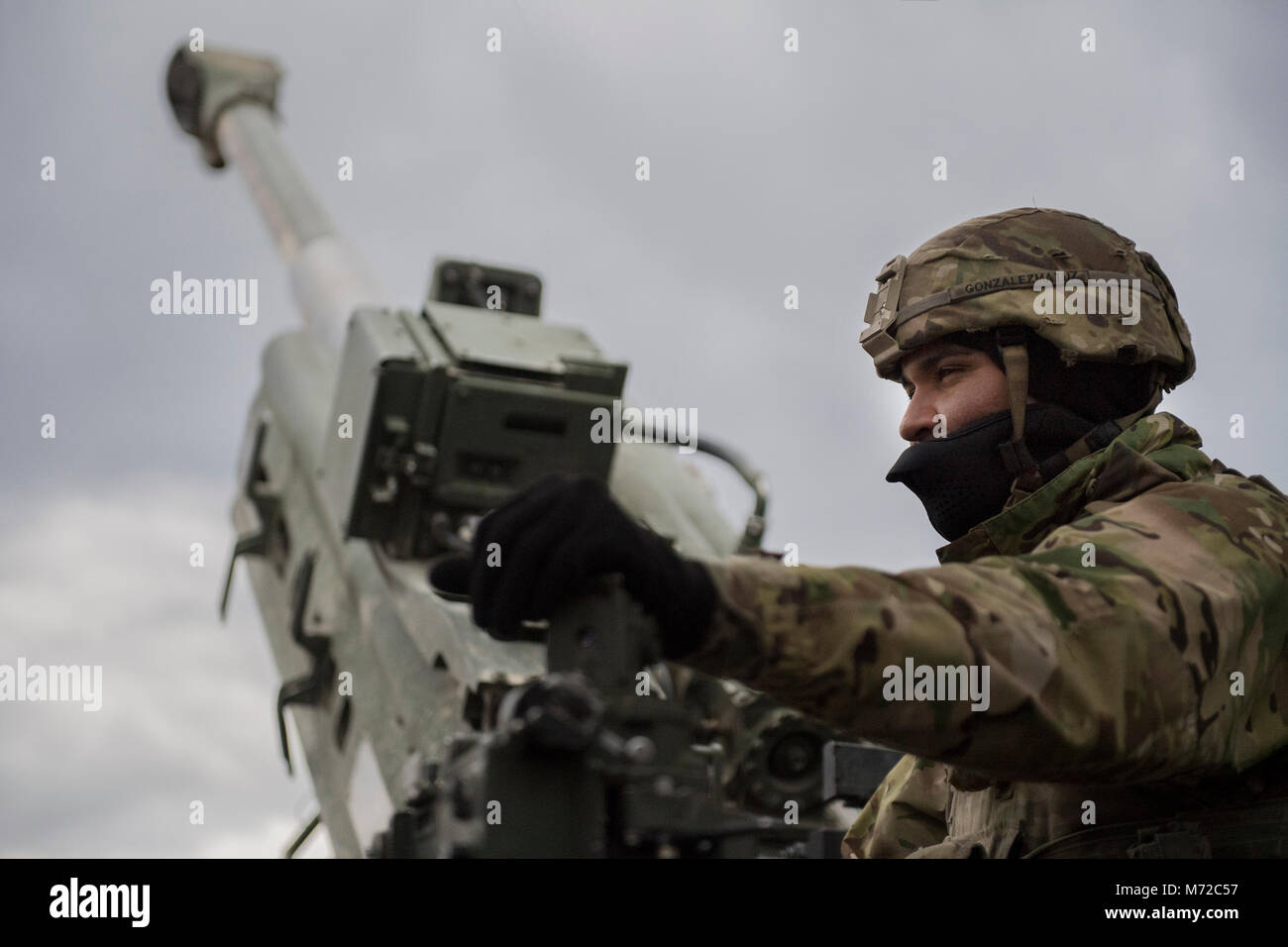 US-Armee gunners von Archer. Akku, 2. platoon, 4. Abschnitt, Field Artillery Squadron, 2nd Cavalry Regiment führen Sie eine Mission auf der M777 Haubitze. Auf diesem Foto: Spezialist Gonzalez Übung dynamische Vordere 18 enthält ca. 3.700 Teilnehmer aus 26 Nationen in der US-Armee Grafenwöhr Training Area (Deutschland), 24.02.23. - 10. März 2018. Dynamische Vordere ist eine jährliche US-Army Europe (USAREUR) Übung konzentriert sich auf die Interoperabilität der US-Armee, gemeinsame Service- und Alliierten nation Artillerie und Fire Support im multinationalen Umfeld, von Theater-Hauptsitz identifizieren Stockfoto