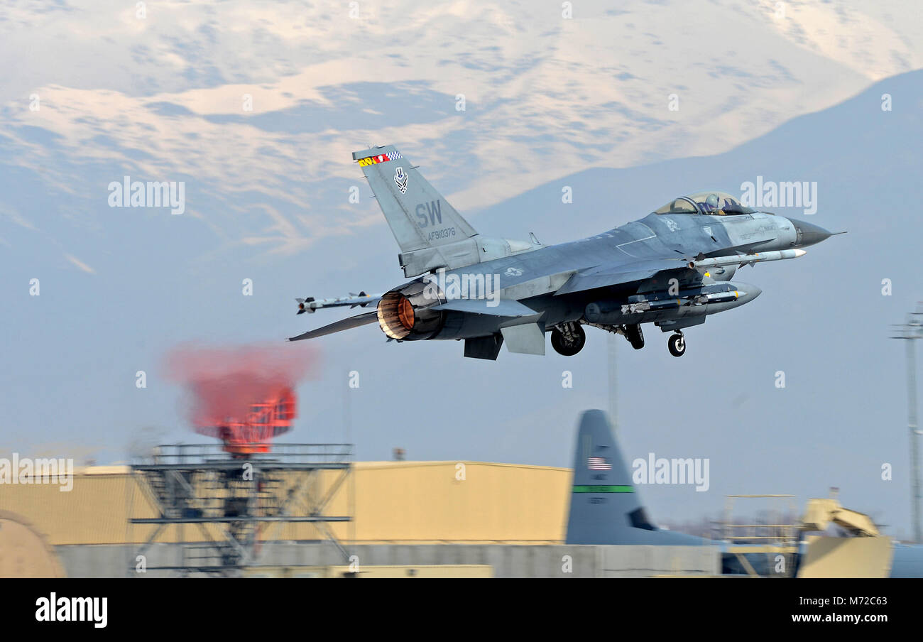 "Mach" (Mitte), 77th Expeditionary Jagdgeschwader F-16 Fighting Falcon Fighter Pilot, hebt ab Flughafen Bagram, Afghanistan 28.02.2018. "Mach" angemeldet sein erster Kampf sortie im Jahr 2011 zur Unterstützung der Operation Unified Protector, schützen unsere NATO-Verbündeten Partner in Libiya. Seitdem hat er doppel Niedergeworfenen auf zwei Touren in Afghanistan und hat mehr als 1000 Flugstunden und 177 Bekämpfung sorties während ihrer Karriere. (U.S. Air Force Foto/Staff Sgt. Göttliche Cox) Stockfoto