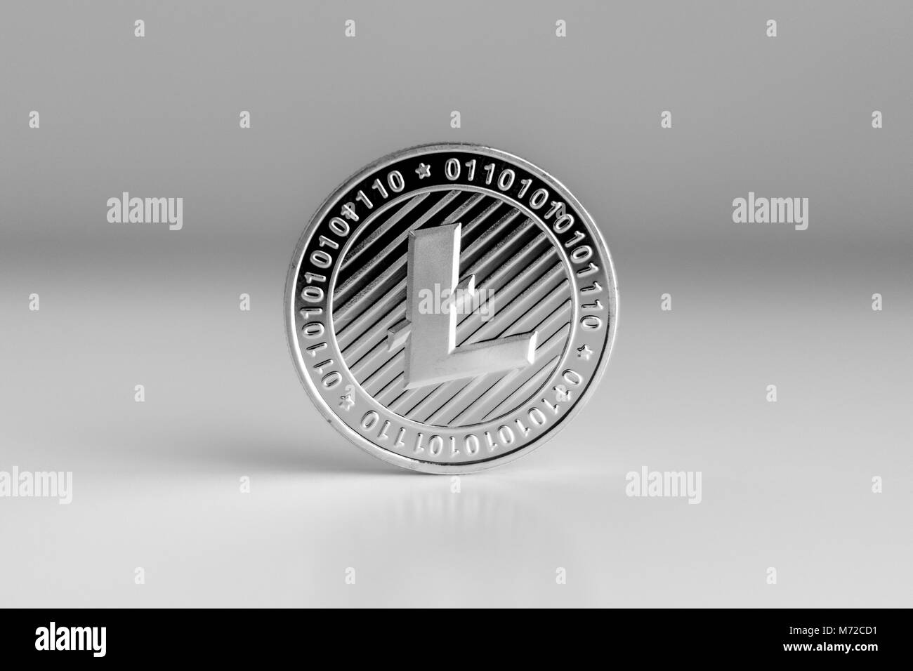 Single litecoin Münze auf der Oberfläche cryptocurrency isoliert Stockfoto