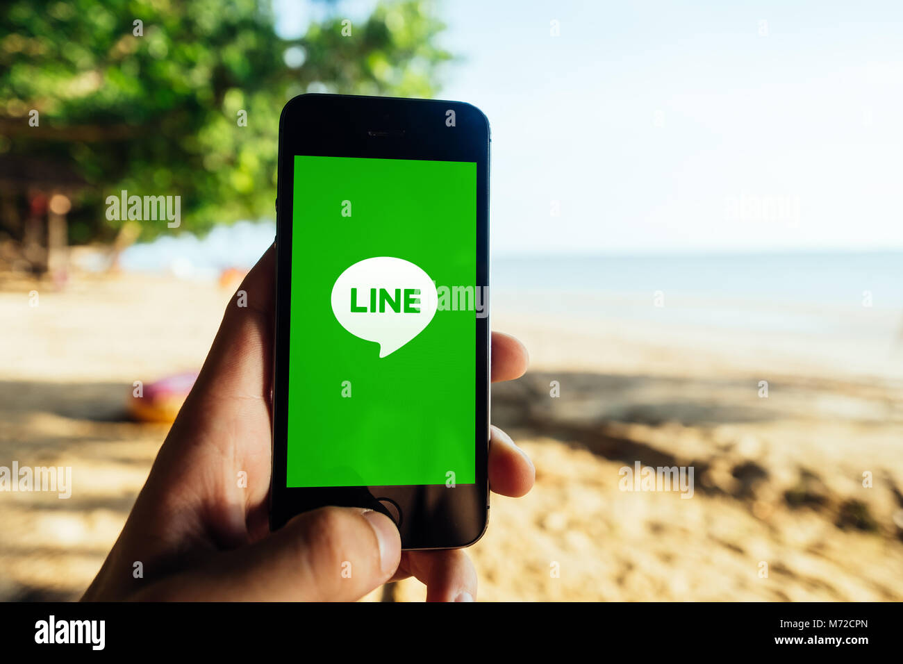 KRABI, THAILAND - 06. MÄRZ 2018: Nahaufnahme von iPhone Bildschirm mit LINE CHAT MESSENGER APP im Beachside Stockfoto