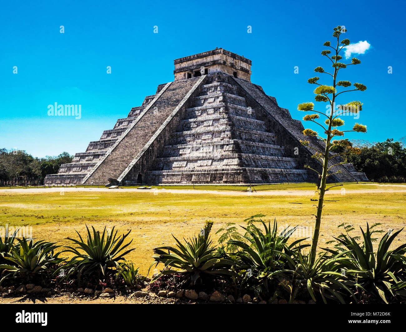 El Castillo, die Pyramide des Kukulkán, ist die populärste Gebäude in der UNESCO Maya Ruinen von Chichen Itza Archaeological Site Stockfoto