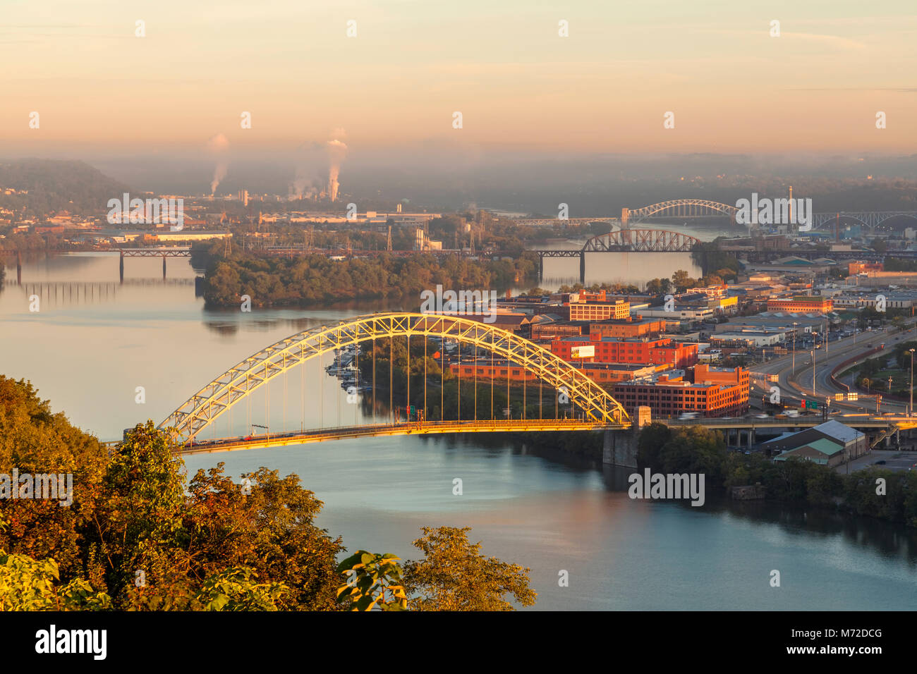 Das West End Bridge ist ein Stahl bogensehne Bogen Brücke über den Ohio River in Pittsburgh, Pennsylvania, USA. Stockfoto