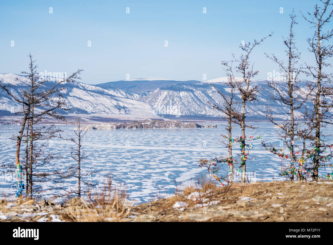 Winter Landschaft, schöne Aussicht auf zugefrorenen See im Winter mit Bäumen am Baikalsee in Russland Stockfoto