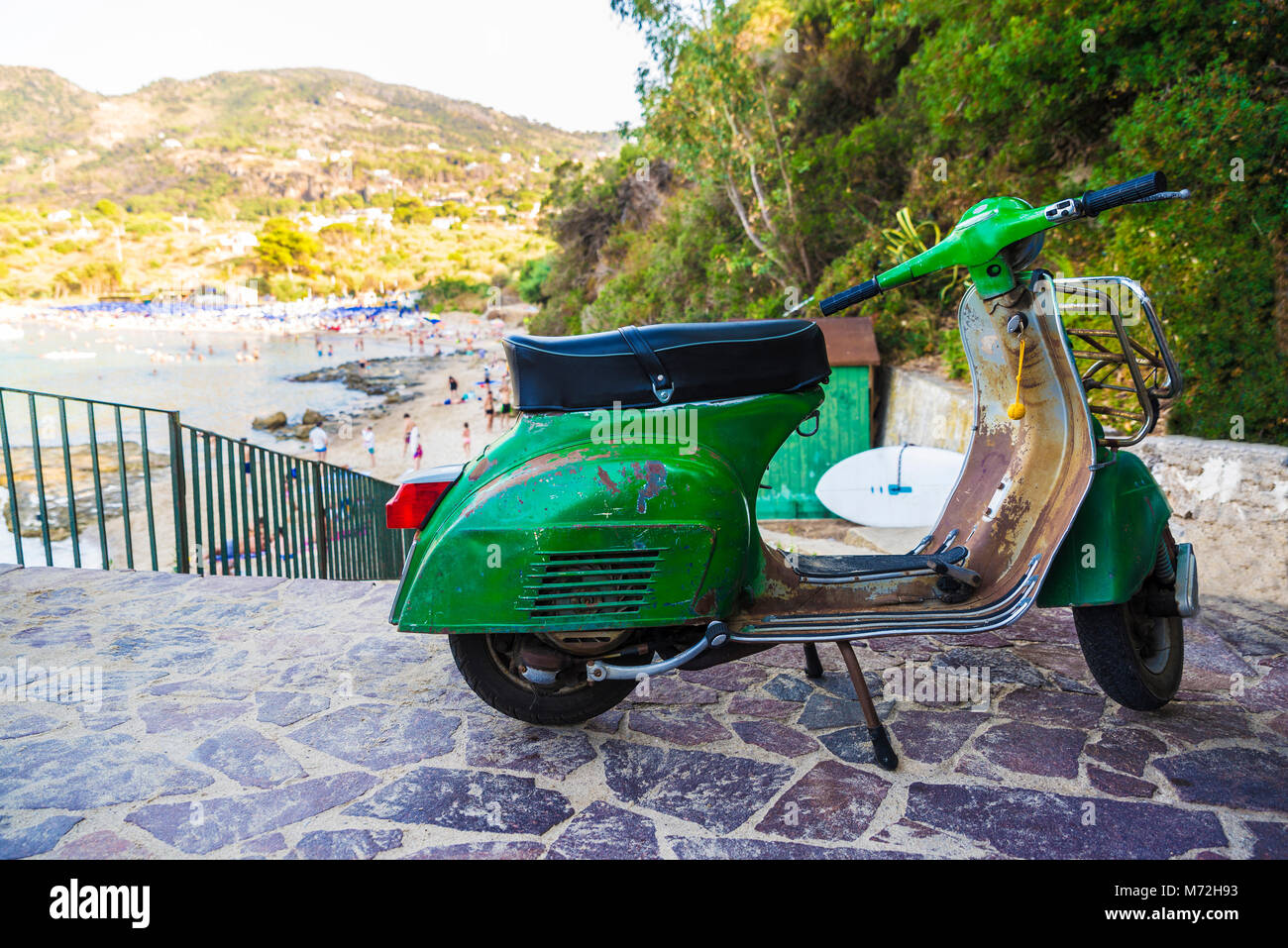 Alten grünen Vespa Motorrad neben einem Strand in Cefalu in Sizilien, Italien geparkt Stockfoto