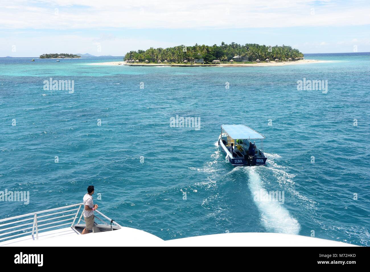 Kleine Boote transfer Touristen aus größere Boote an den Strand auf der wunderschönen tropischen Inseln der Fidschi Küste. Diese Boote sind sehr beliebt in der gesamten Hunderte von Inseln in Fidschi und vor Ort gemacht. Stockfoto