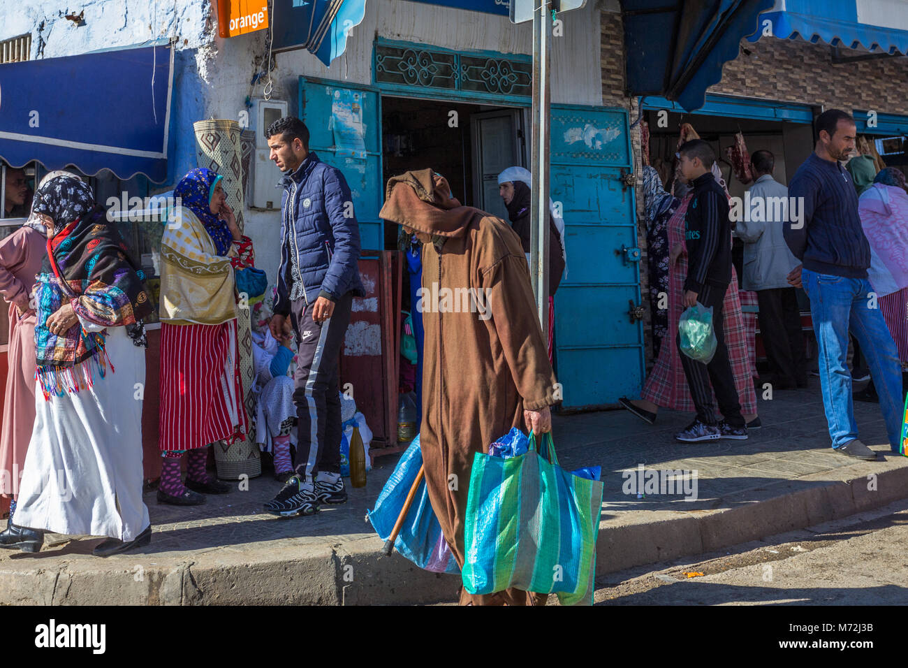 Einem langen belebten Straße Szene, die Menschen vor Ort auf dem regulären Markt am Markttag in Tanger, Marokko Stockfoto