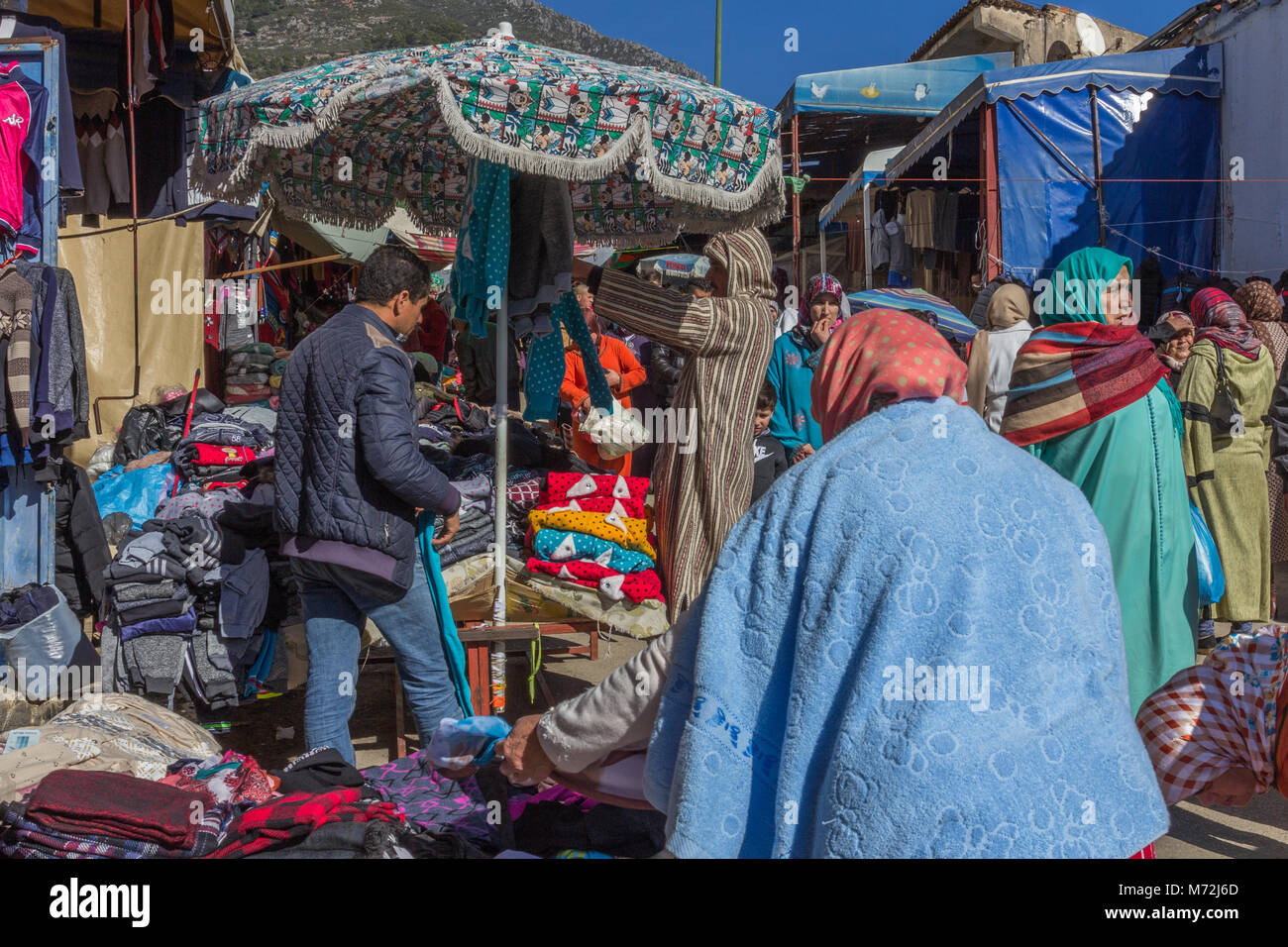 Einem langen belebten Straße Szene, die Menschen vor Ort auf dem regulären Markt am Markttag in Tanger, Marokko Stockfoto