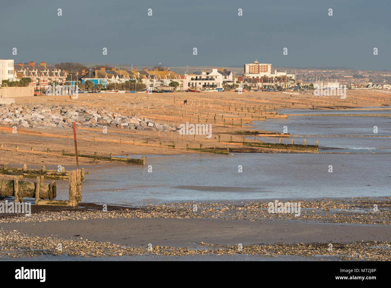 Landschaft Blick auf die Küste die Küste auf einer gut Tag mit dunklen Wolken in Worthing, West Sussex, England, UK beleuchtet. Stockfoto