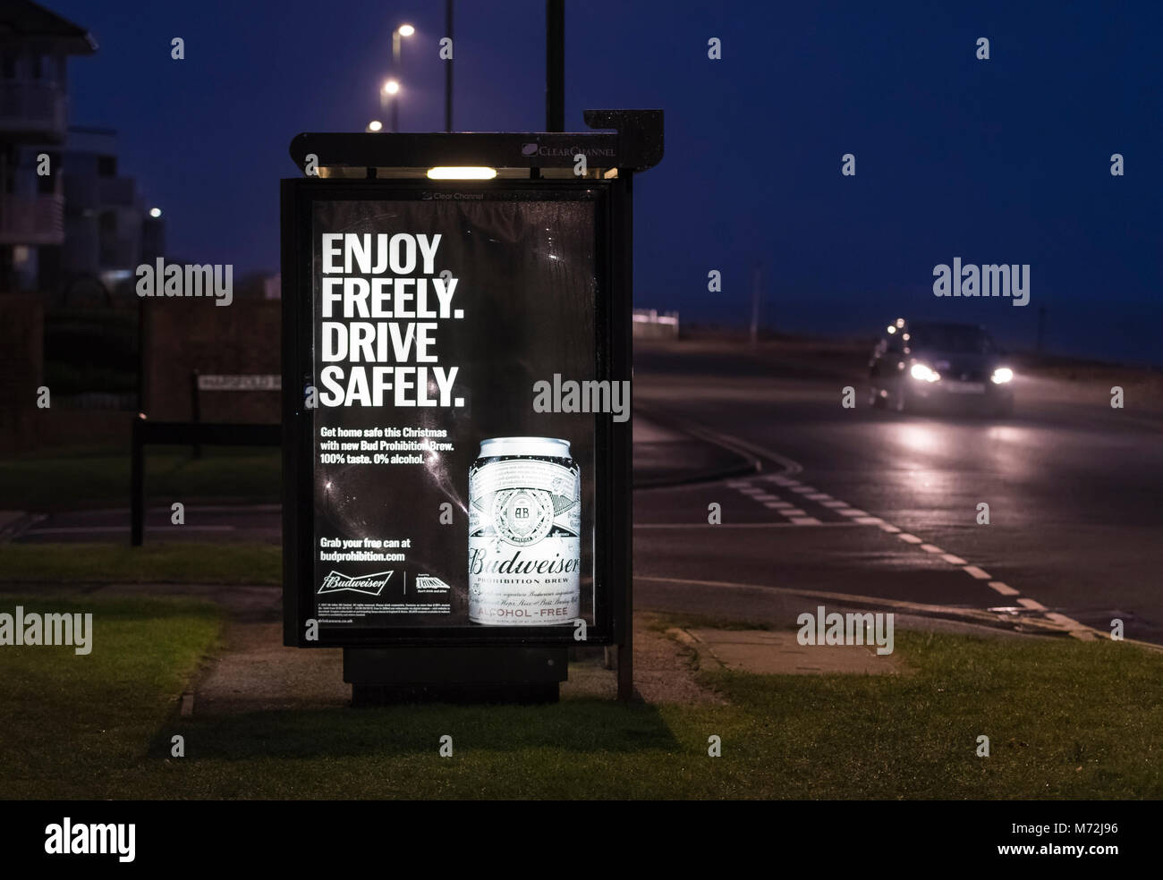 Werbung Plakat durch eine Straße für Budweiser Verbot Brew (alkoholfreies Bier) auf einer Wartehalle in Großbritannien. Bud Werbung. Stockfoto