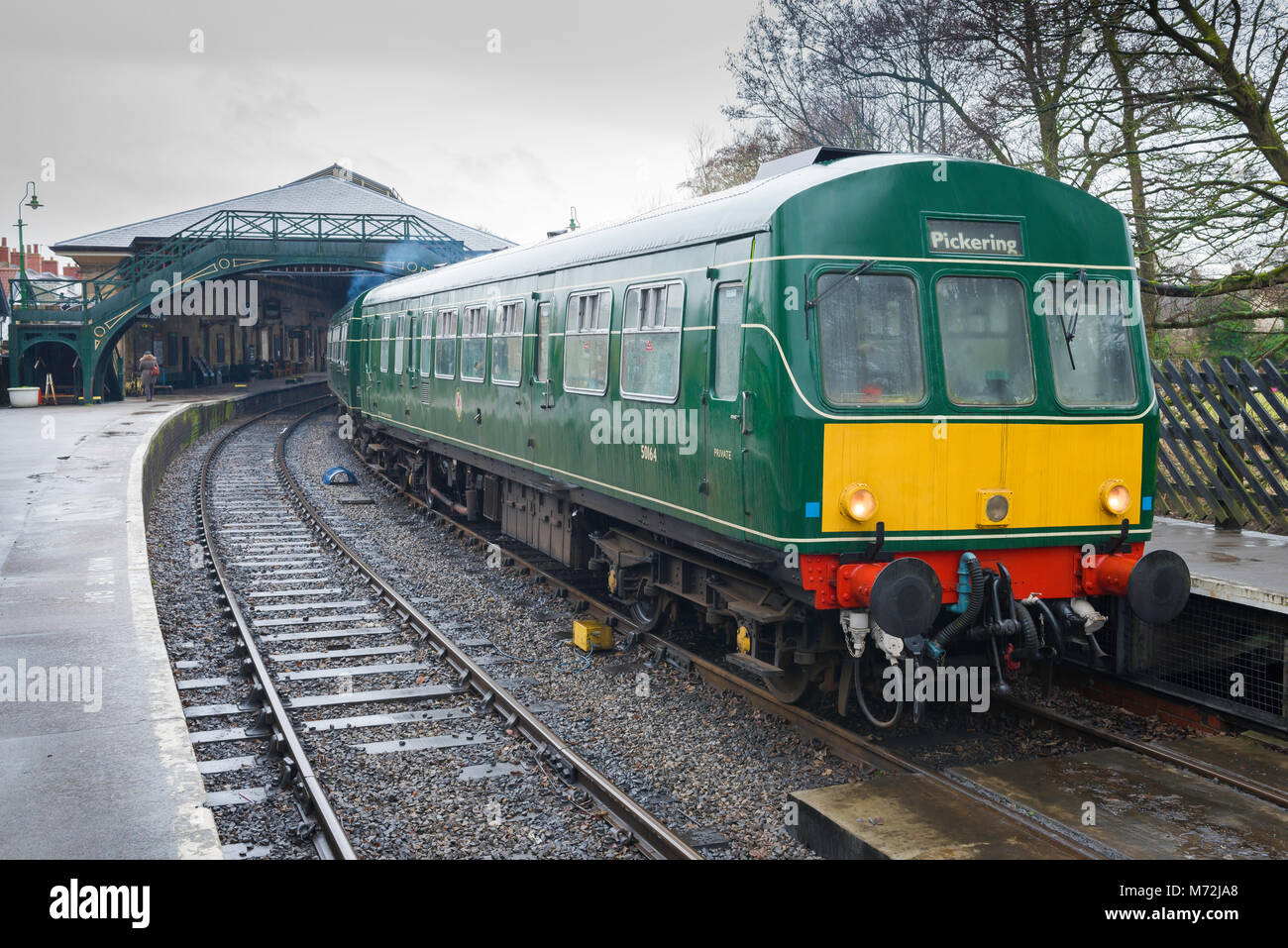 Ein vintage British Rail Diesel Zug neben einer Plattform an der Pickering, North Yorkshire Moors railway station, England, Großbritannien Stockfoto