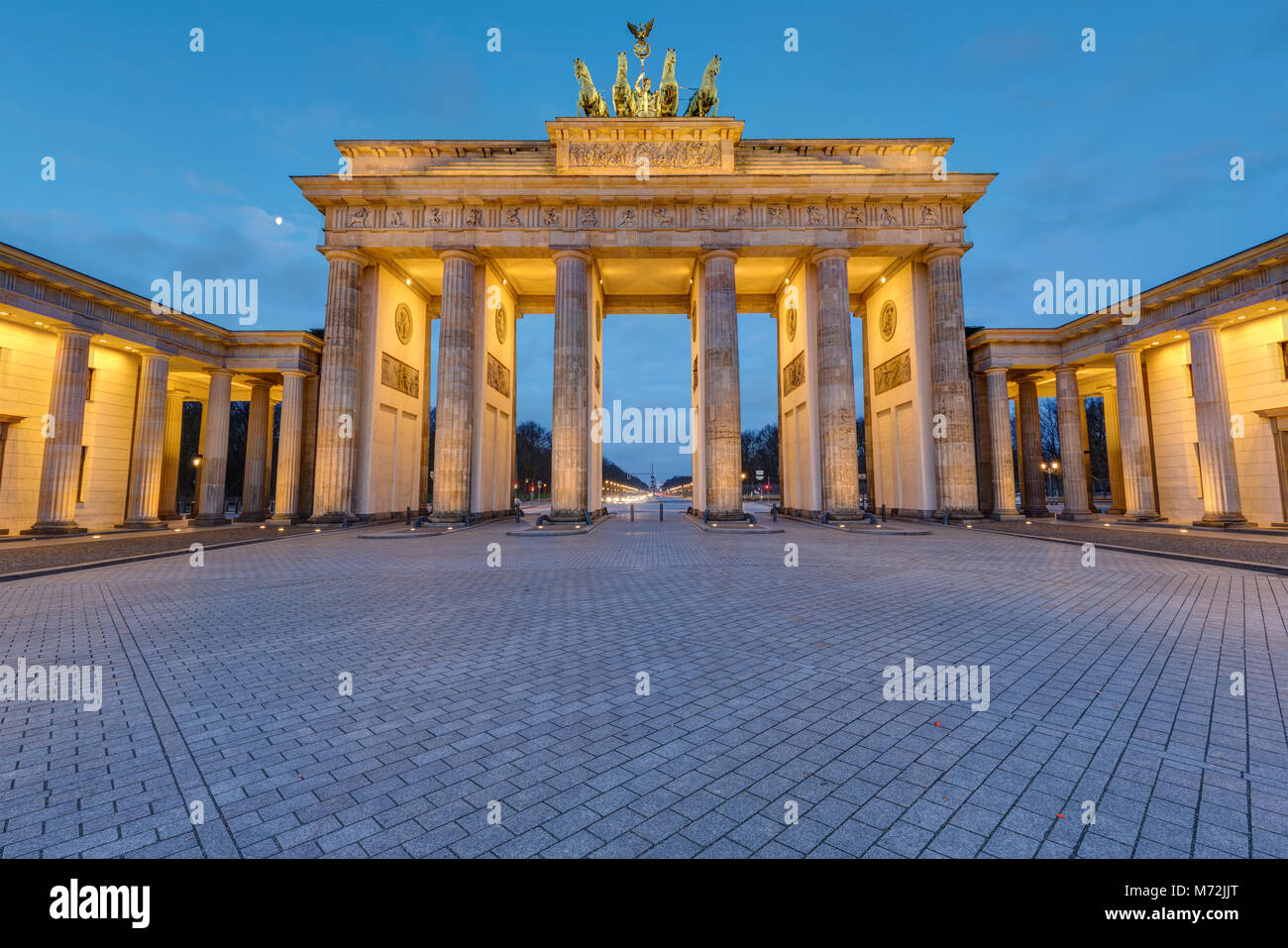 Die beleuchteten Brandenburger Tor in Berlin, Deutschland, vor Sonnenaufgang Stockfoto